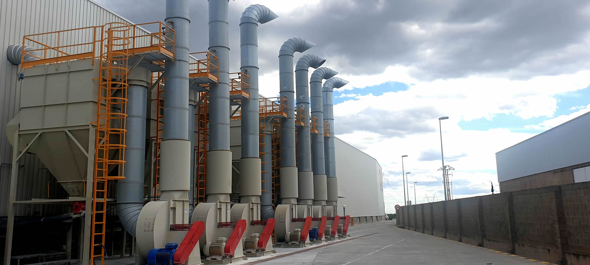 Equipos e instalaciones industriales para aspiración y filtrado de emisiones y partículas